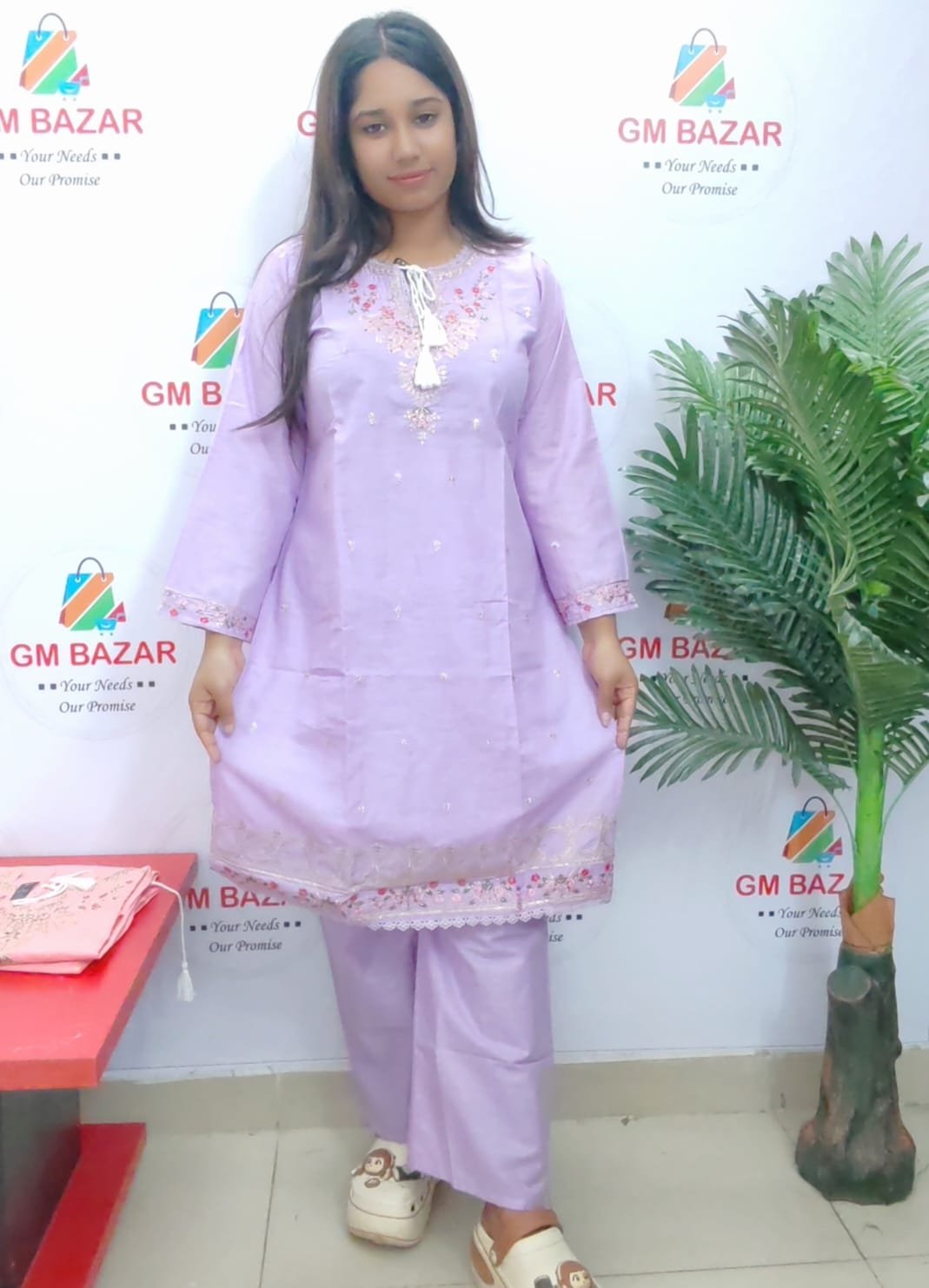 টুপিস ছোট ফুলের এমব্রয়ডারি করা, গলা এবং হাতায় নকশা ভয়েল কাপড়